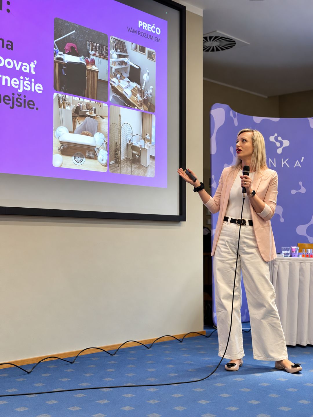 Michaela Jadroňová prednáša v Prahe na DNKa' Days Czechia ako regionálna technologička DNKa'